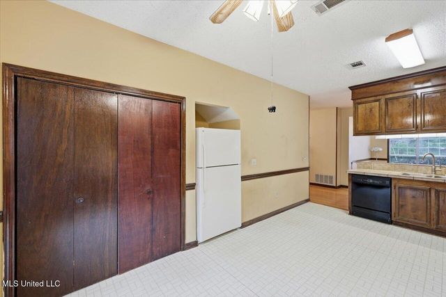 105 Burnt Leaf Way, Clinton, MS 39056