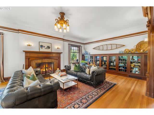 1719 Ne KNOTT St, Portland, OR 97212