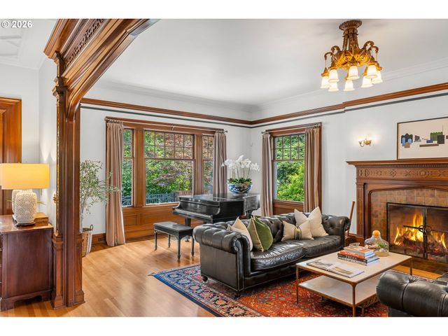 1719 Ne KNOTT St, Portland, OR 97212