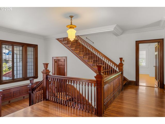 1719 Ne KNOTT St, Portland, OR 97212