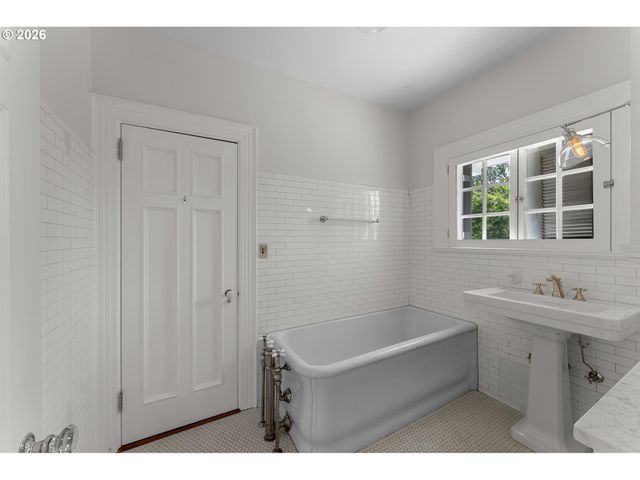 1719 Ne KNOTT St, Portland, OR 97212