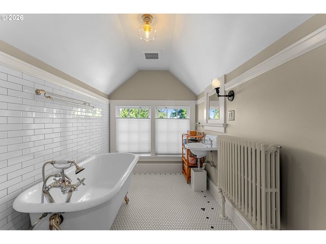 1719 Ne KNOTT St, Portland, OR 97212