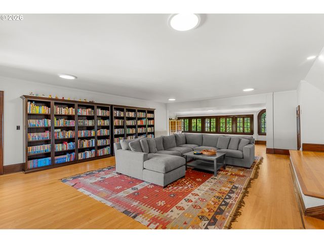 1719 Ne KNOTT St, Portland, OR 97212