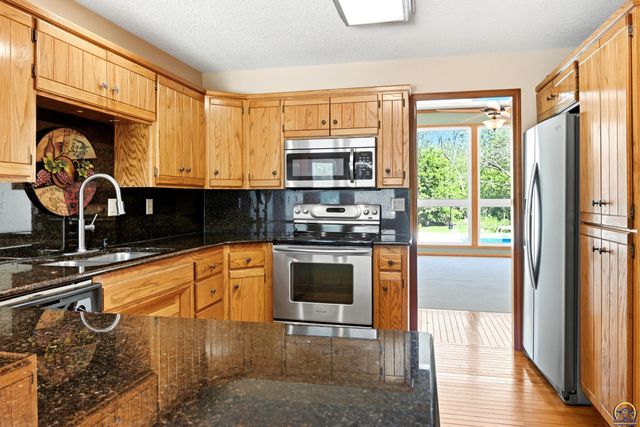 4020 SE 61st St, Berryton, KS 66409