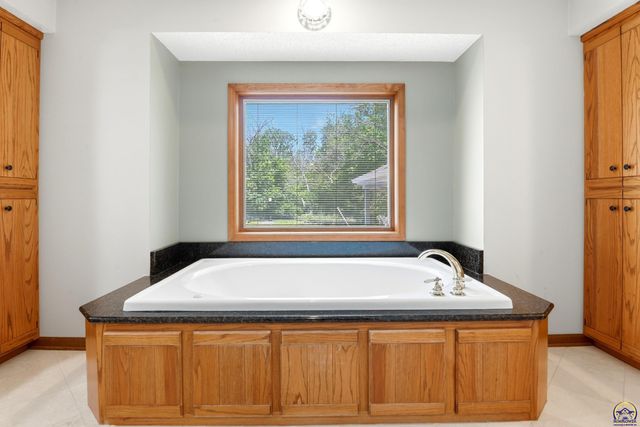 4020 SE 61st St, Berryton, KS 66409