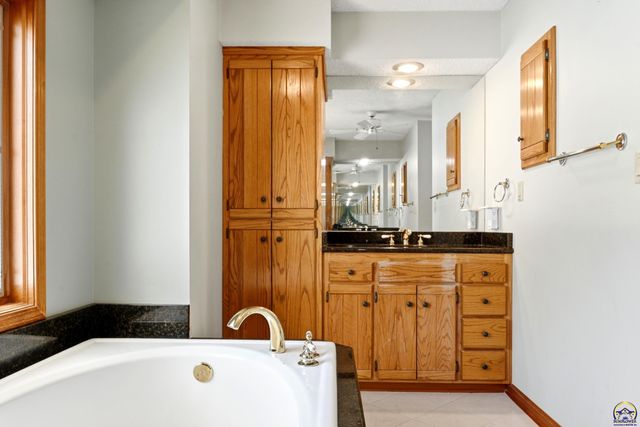 4020 SE 61st St, Berryton, KS 66409