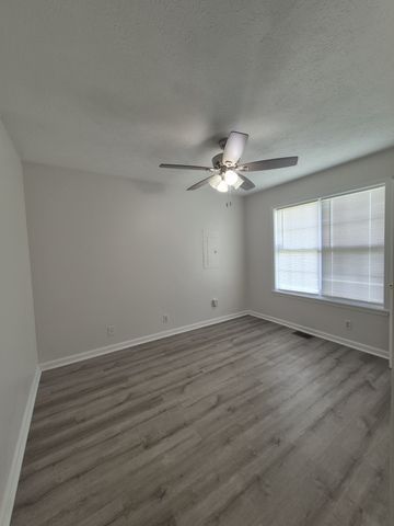 1040 Bush Ave, Oak Grove, KY 42262