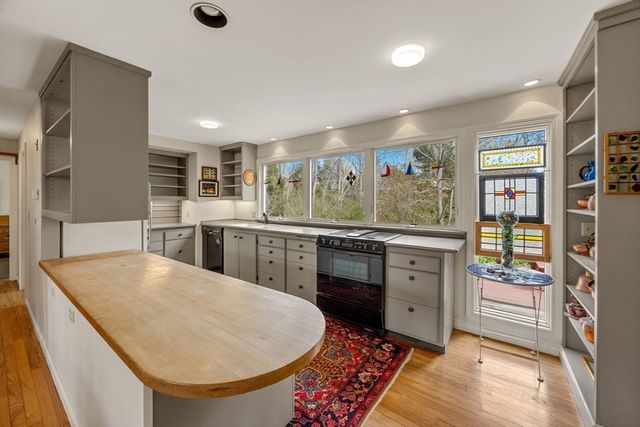 90 Comanche Dr, Falmouth, MA 02540