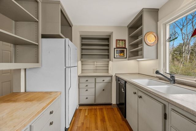 90 Comanche Dr, Falmouth, MA 02540