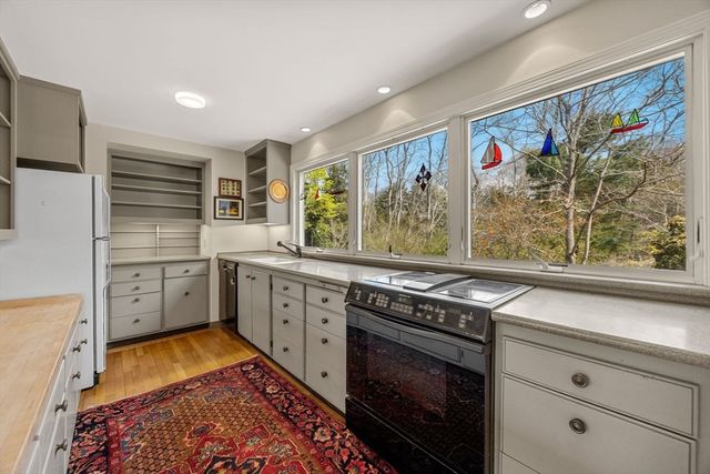 90 Comanche Dr, Falmouth, MA 02540