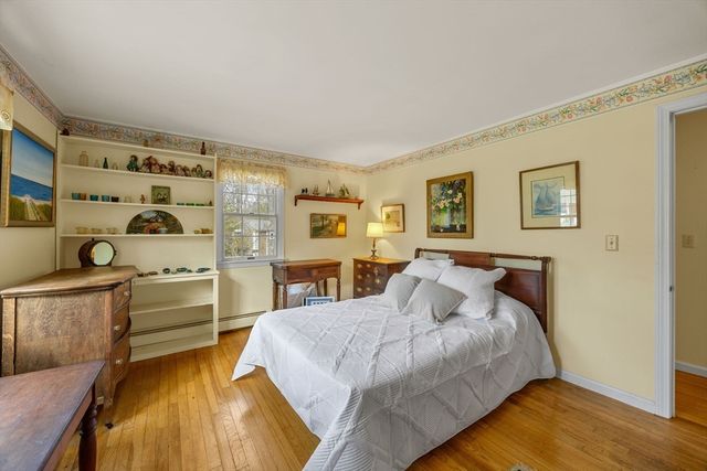 90 Comanche Dr, Falmouth, MA 02540