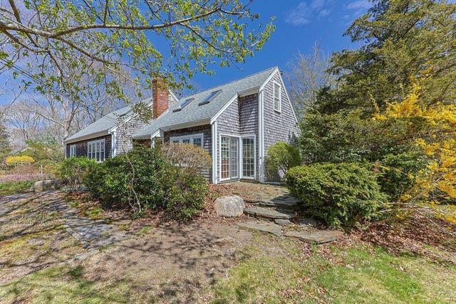 90 Comanche Dr, Falmouth, MA 02540