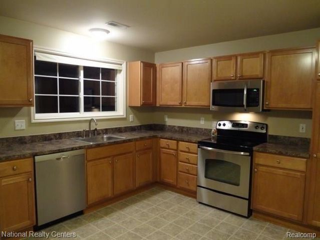 28346 Carlton Way, Novi, MI 48377