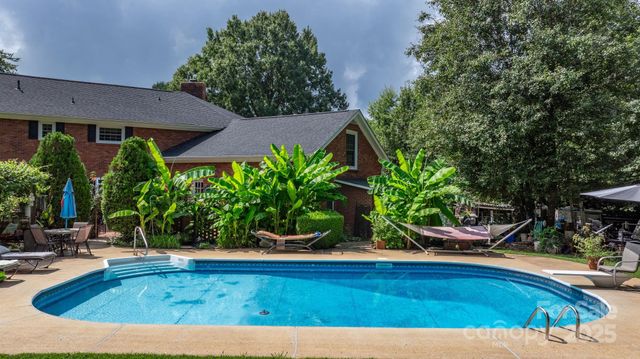 1750 5th Street Drive NW, Hickory, NC 28601