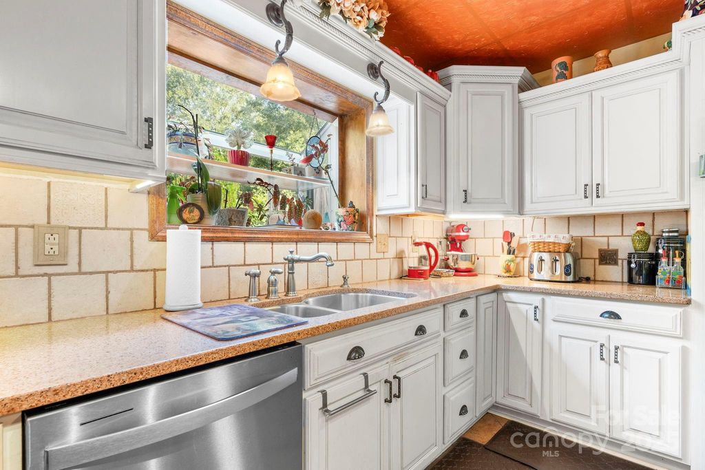 1750 5th Street Drive NW, Hickory, NC 28601