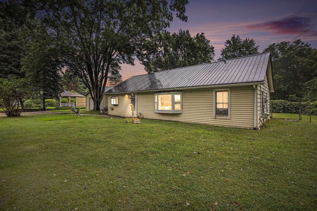 1163 Packard Avenue, Burton, MI 48509