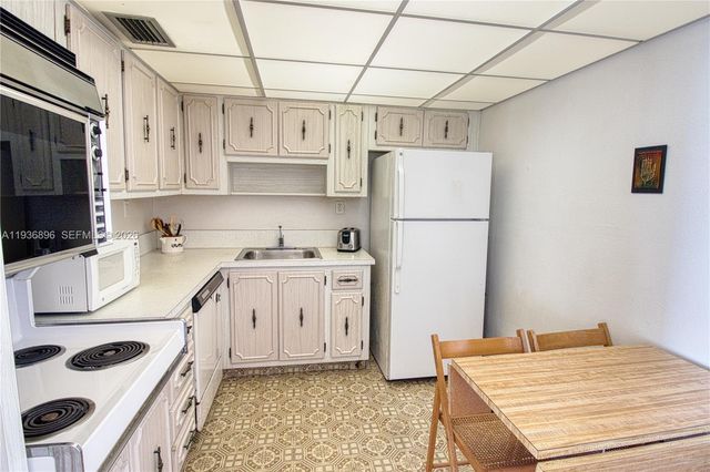 6900 Bay Dr 10K, Miami Beach, FL 33141