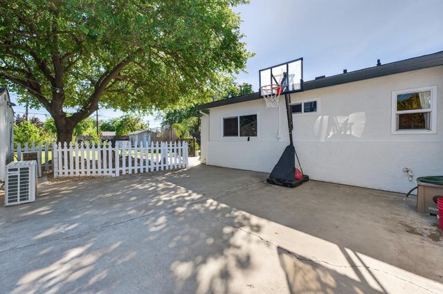 648 Q St, Rio Linda, CA 95673