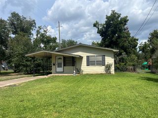 1002 Fowlkes Street, Sealy, TX 77474