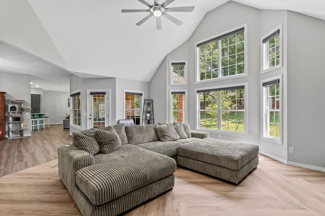 2364 S Forrest Heights Avenue, Springfield, MO 65809
