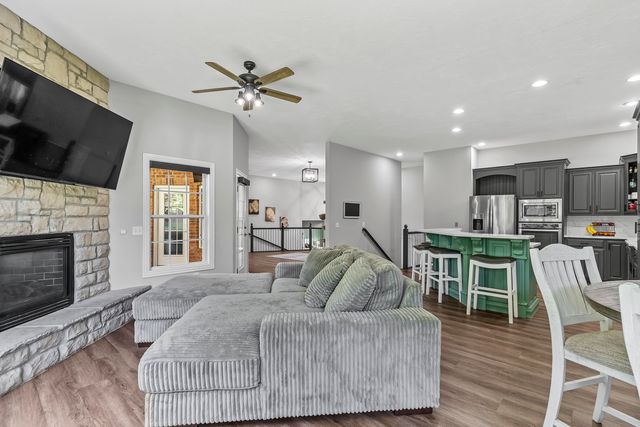 2364 S Forrest Heights Avenue, Springfield, MO 65809