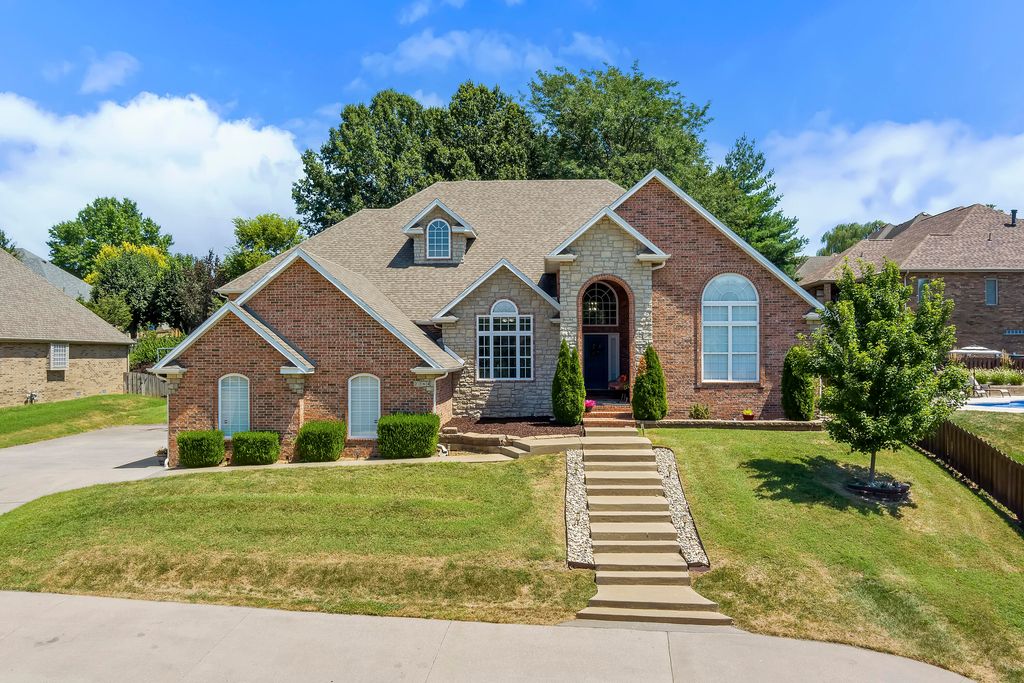 2364 S Forrest Heights Avenue, Springfield, MO 65809