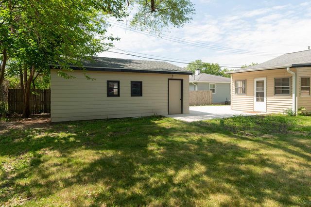 2261 Robinson DRIVE, Beloit, WI 53511