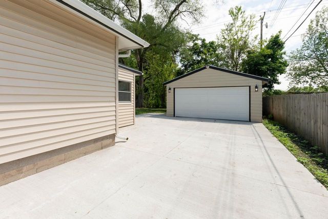 2261 Robinson DRIVE, Beloit, WI 53511