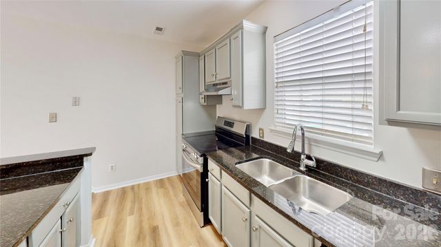 525 Olmsted Park Place M, Charlotte, NC 28203