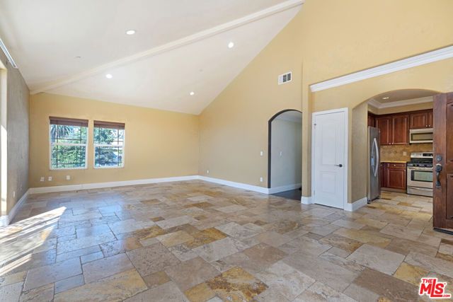 650 E Palm Avenue 302, Burbank, CA 91501