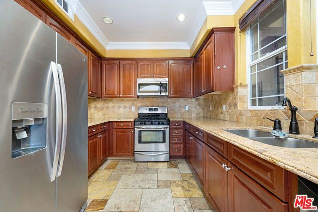 650 E Palm Avenue 302, Burbank, CA 91501