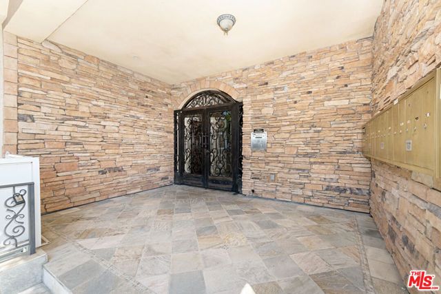 650 E Palm Avenue 302, Burbank, CA 91501