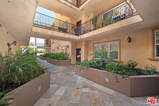 650 E Palm Avenue 302, Burbank, CA 91501