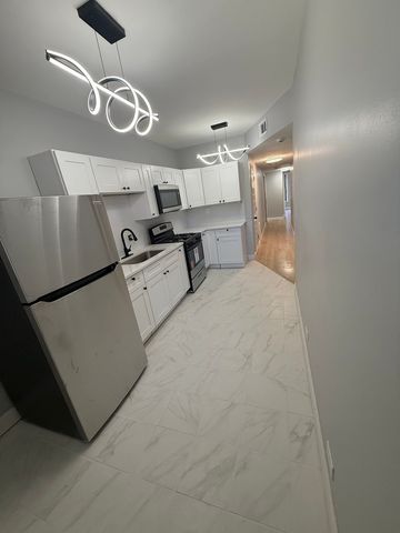 6737 S East End Avenue 1N, Chicago, IL 60649