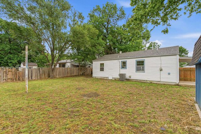 3018 E Southfork Ct, Wichita, KS 67216
