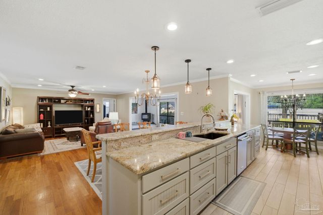 1143 Park Ln, Gulf Breeze, FL 32563