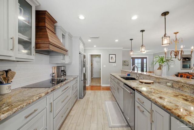 1143 Park Ln, Gulf Breeze, FL 32563