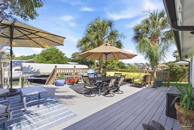 1143 Park Ln, Gulf Breeze, FL 32563