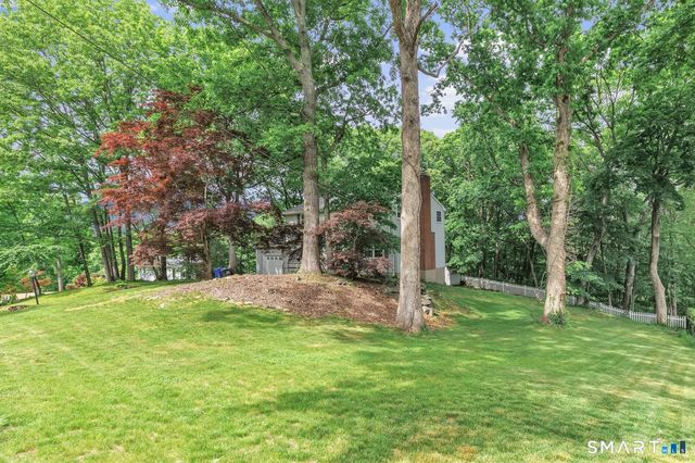 21 Overlook Place, Trumbull, CT 06611