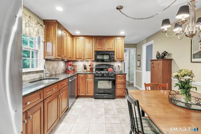 21 Overlook Place, Trumbull, CT 06611