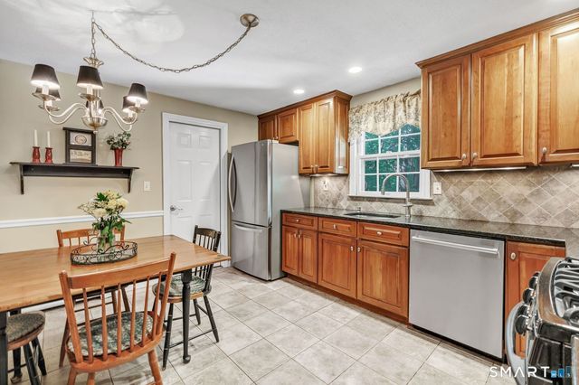 21 Overlook Place, Trumbull, CT 06611