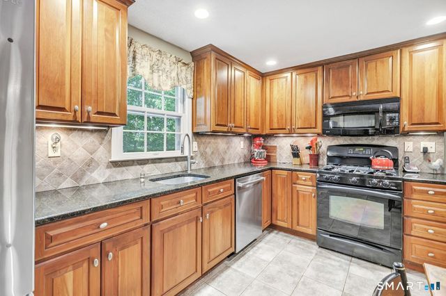 21 Overlook Place, Trumbull, CT 06611