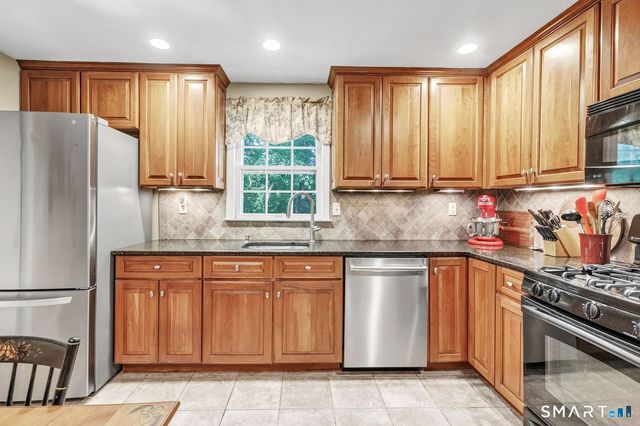 21 Overlook Place, Trumbull, CT 06611