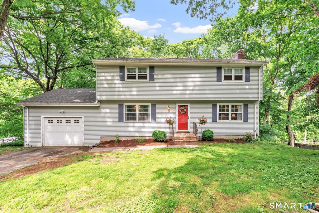 21 Overlook Place, Trumbull, CT 06611