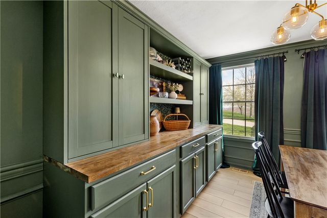 1024 Greenfield Dr, Cecil, PA 15317