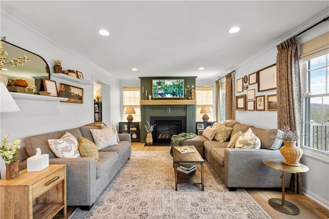 1024 Greenfield Dr, Cecil, PA 15317