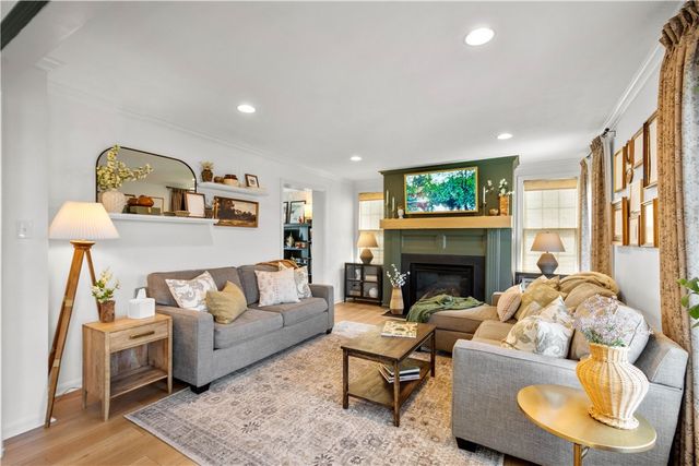 1024 Greenfield Dr, Cecil, PA 15317