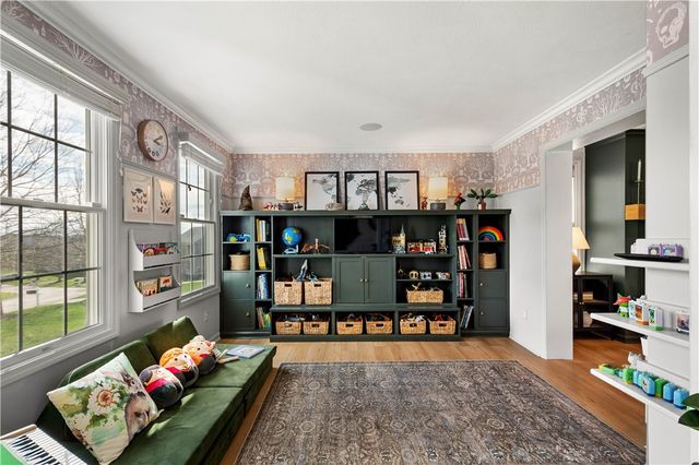 1024 Greenfield Dr, Cecil, PA 15317