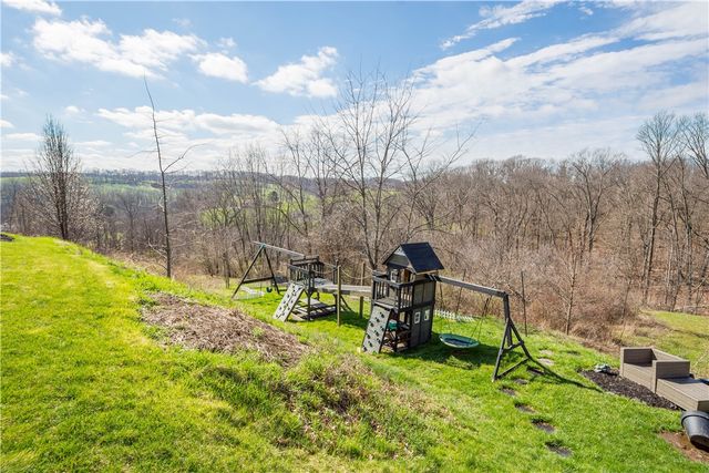 1024 Greenfield Dr, Cecil, PA 15317