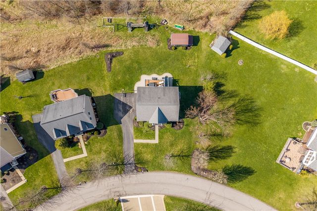 1024 Greenfield Dr, Cecil, PA 15317